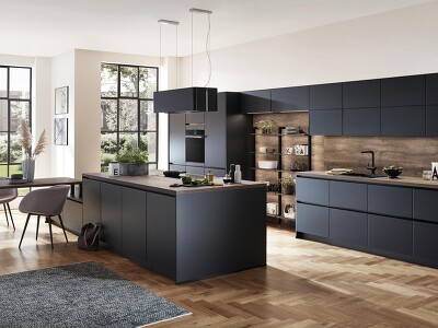 Das schwarze supermatte Lacklaminat der Küche im Dekor TOUCH 340 zieht alle Blicke auf sich und macht die Küche zum Mittelpunkt des Raumes.