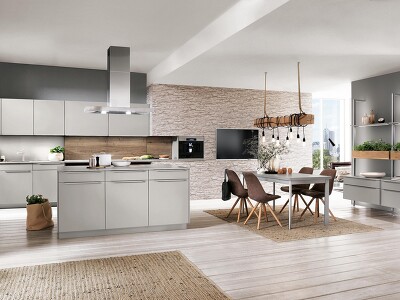 Diese offene Küche mit Kücheninsel, Essbereich und offenem Regalsystem ist modern und zeigt den urbanen Charakter dieser Wohnidee. Die steingraue Farbe des Dekors TOUCH 341 unterstreicht den angesagten Look.