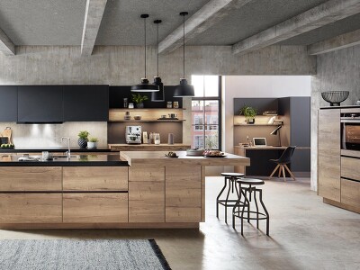 Natürlich zu Hause. Die Küche STRUCTURA 402 in Eiche Havanna Nachbildung wirkt modern und strahlt eine angenehme Gemütlichkeit aus. Die Schränke in ultramattem grafitschwarz (EASYTOUCH 961) und die dunkle Arbeitsplatte setzten einen schönen Kontrast.