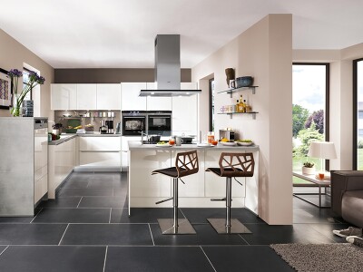Moderne Küche LUX 814 in einem zeitlosen Hochglanz Weiß. Die L-Form bietet viel Stauraum und mit der Theke wird Arbeitsfläche und Sitzbereich geschaffen.