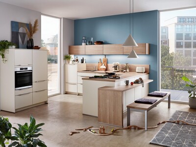 Wohnlichkeit für die ganze Familie. Diese gemütliche Küche im Dekor FASHION 175 in Magnolia ist modern und passt sich ideal in den offenen Wohnbereich ein.