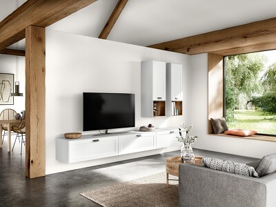 Nordisch frisch! Schränke im weißen NORDIC 782 Lack mit modernen Landhausfronten geben dem Wohnbereich einen gemütlich Look, der belebt. Offene Schrankfächer bieten Platz für Dekorationen.