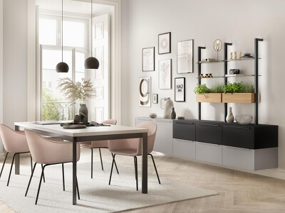 Tolle Kombination aus Auszugschränken in den Farben TOUCH
341 Steingrau und TOUCH 340 Schwarz, die sich auch im Tisch widerspiegeln. Zusätzliches Highlight: Das offene Regal mit Kräuterkästen.