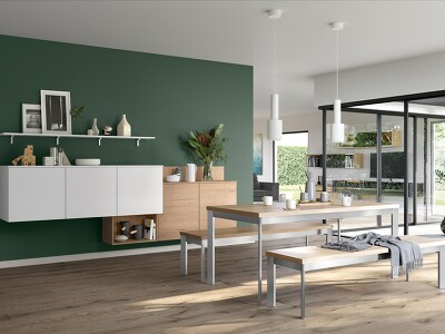 Widerkehrende Oberflächen in Eiche Sierra Nachbildung (STRUCTURA 405) verbinden Schrankelemente mit dem Essbereich und schaffen so im ganzen Raum eine warme einheitliche Atmosphäre. Seidengraue Elemente unterstreichen diesen entspannten Stil perfekt.