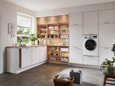 Schränke in LASER 417 Seidengrau bieten, neben dem offenen Regalsystem, sehr viel Stauraum durch verschiedene Ordnungssysteme. Somit wird der Raum effektiv genutzt.