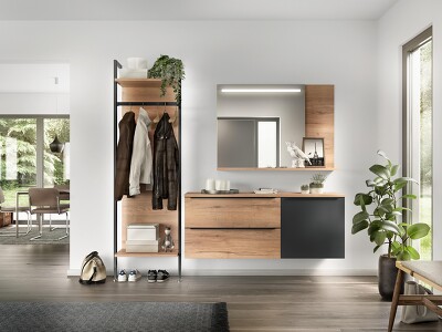 Alles griffbereit und dann noch einen Blick in den Spiegel. Die Garderobe in Sierra Eiche Nachbildung STRUCTURA 405 in Kombination mit EASYTOUCH 961 in Grafitschwarz überzeugt nicht nur in der Gestaltung, sondern auch durch ihren Nutzen im Alltag.