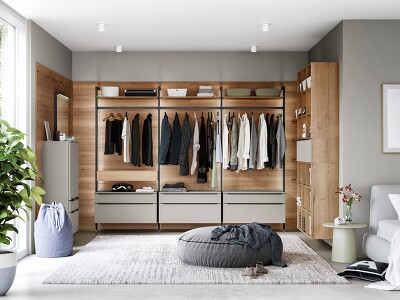 Ankleidezimmer par excellence! Die perfekte Zusammenstellung aus den klassischen Systemmöbeln und dem Stollen-Regalsystem, ergibt diesen wohnlichen Ankleidebereich. Die steingrauen Touch 341-Schränke bieten Stauraum und kommen vor den Elementen in Holzoptik gut zur Geltung.