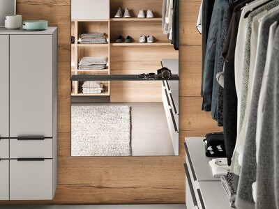 Perfekte Ergänzung für den Ankleidebereich, ist ein großer Spiegel, zur Kontrolle, ob auch alles sitzt.