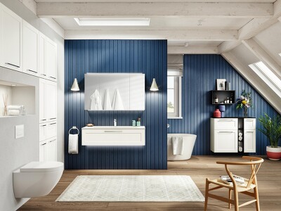 Nordisch schön. Die weißen NORDIC 782-Schränke kommen vor den blauen Paneelen besonders gut zur Geltung. Durch den Landhausstil und die Beleuchtungsdetails entsteht eine angenehme Gemütlichkeit.