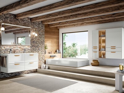 Wellness in Ihrem Zuhause. Die alpinweißen hochglänzenden FLASH 503 Oberflächen verleihen der gemütlichen Atmosphäre eine gewisse Frische. Ideal für Familien: Doppelwaschtisch mit genügend Stauraum.