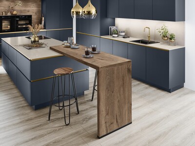 Diese Küche mit ihren ultramatten Oberflächen in Fjordblau (Easytouch 966) wirkt besonders elegant mit den goldfarbenen Designelementen.